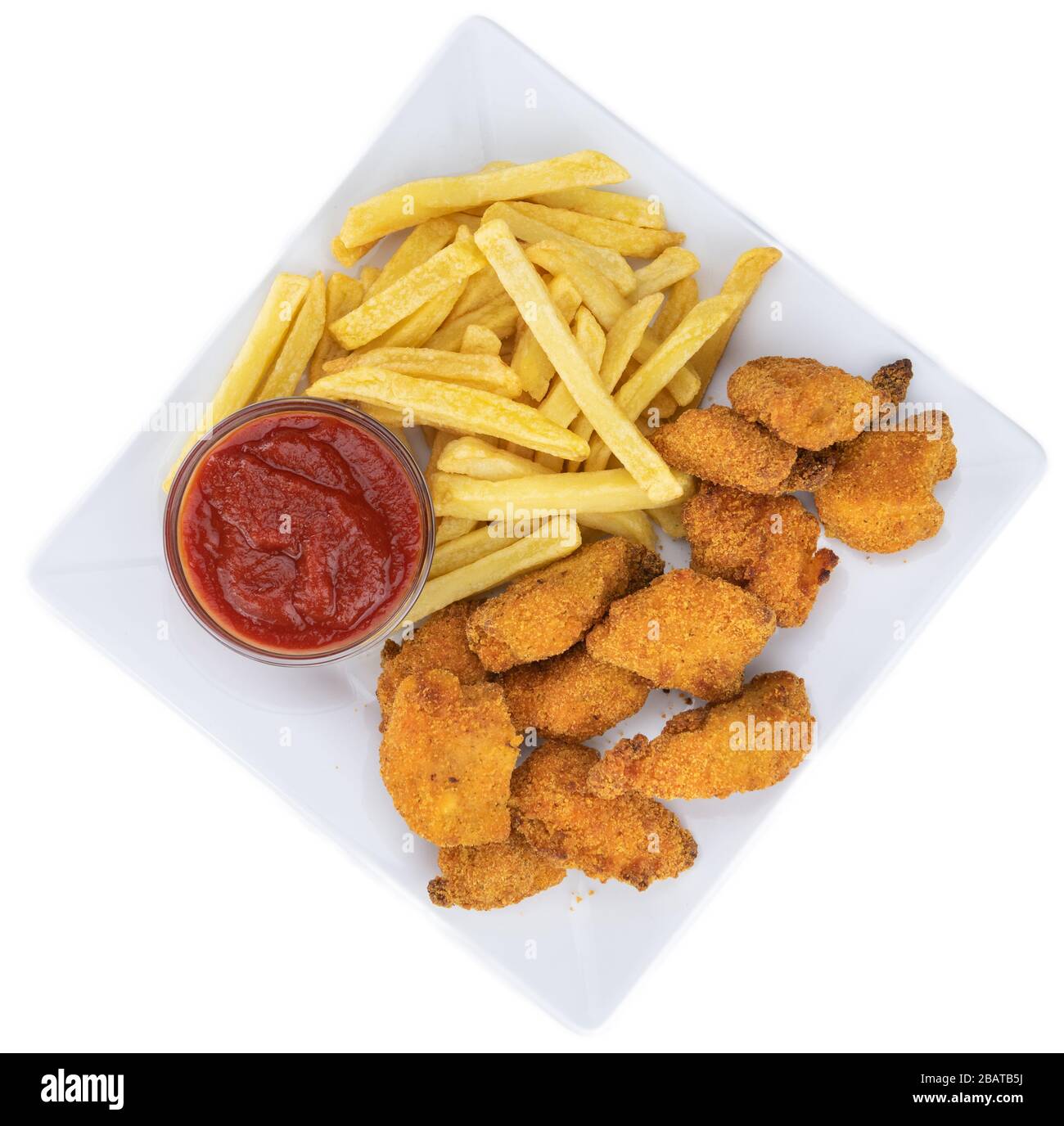 Porzione di pepite di pollo isolata su sfondo bianco (primo piano) Foto Stock