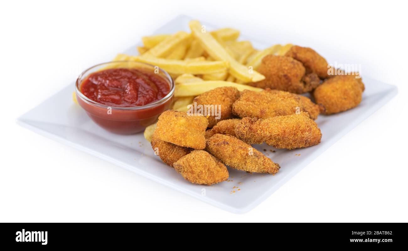 Porzione di pepite di pollo isolata su sfondo bianco (primo piano) Foto Stock