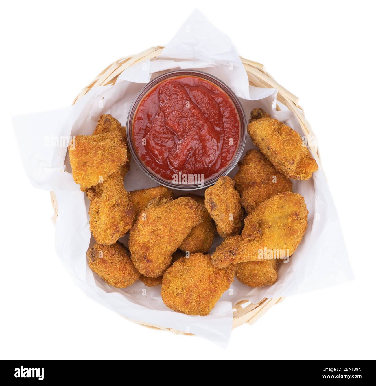 Porzione di pepite di pollo isolata su sfondo bianco (primo piano) Foto Stock