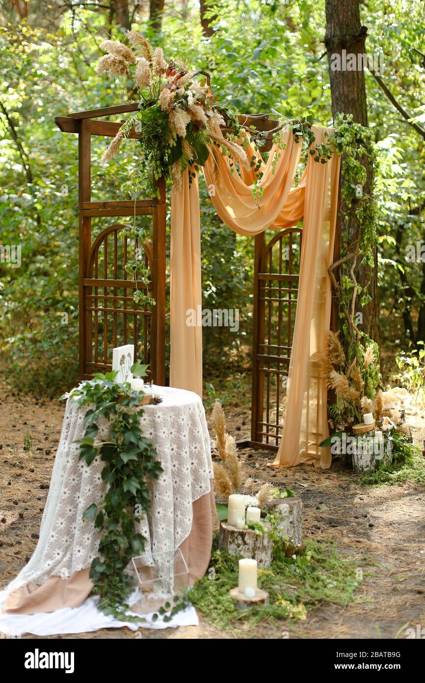 Bellissimo altare di nozze in giardino. Foto Stock