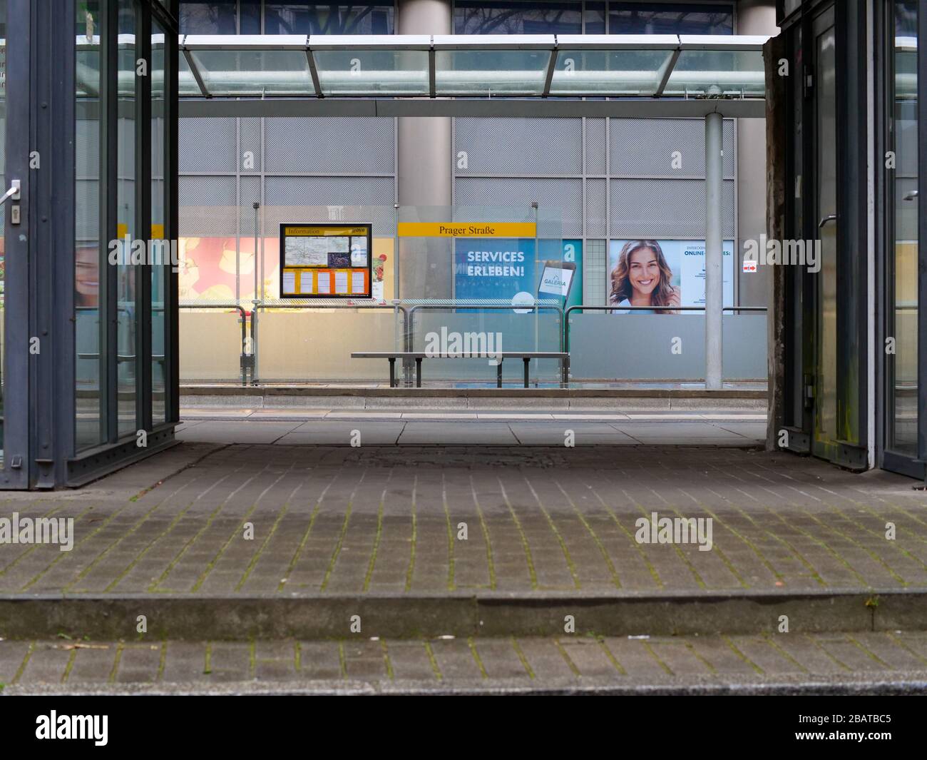 Haltestelle Dresden Prager Straße Werbung leer ohne Menschen Foto Stock