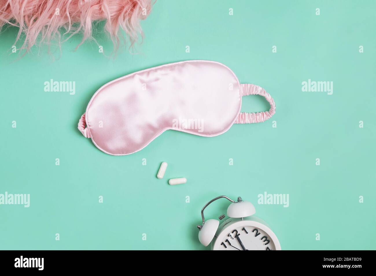 Maschera da letto rosa, sveglia e vista dall'alto a due pillole. Foto Stock