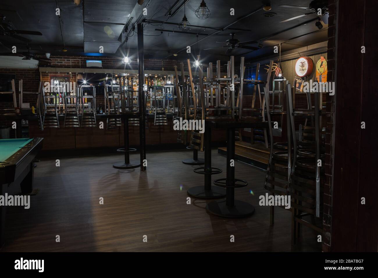 Coronavirus COVID-19, piccolo bar e ristorante vuoto, 27 marzo 2020 Foto Stock