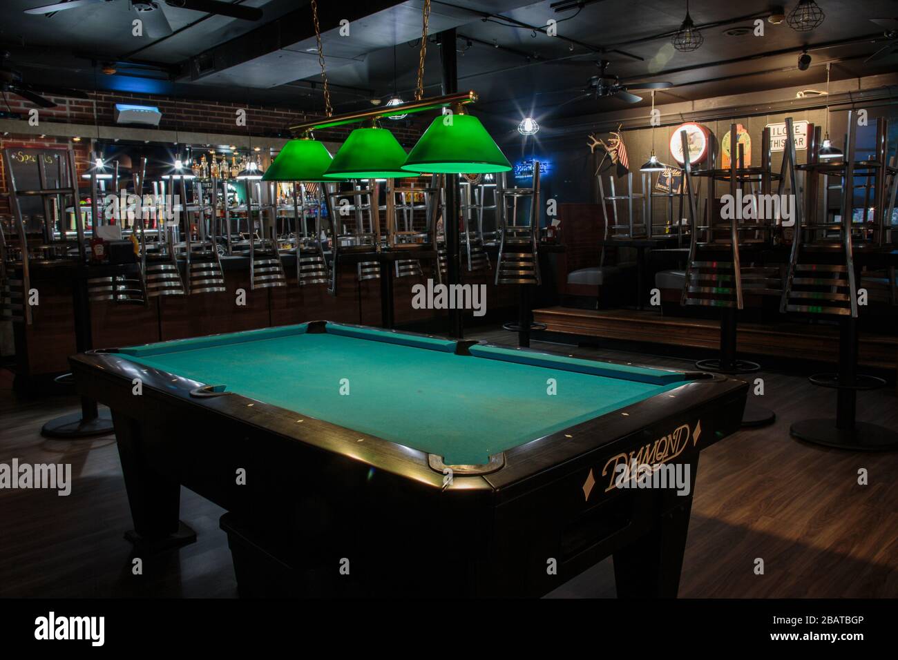 Coronavirus COVID-19, piccolo bar e ristorante vuoto, 27 marzo 2020 Foto Stock