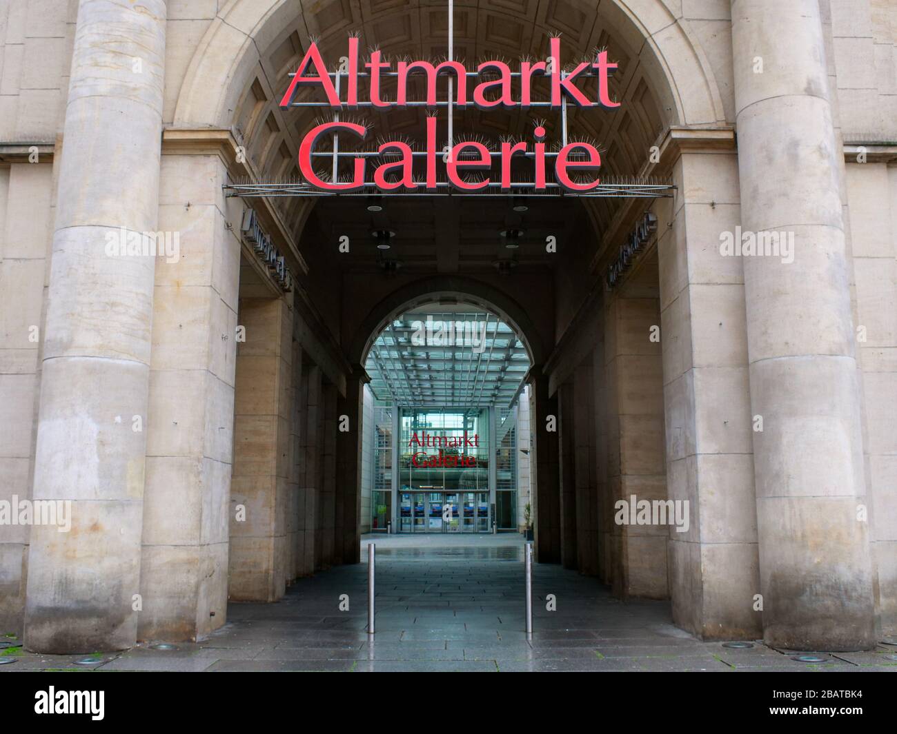 Altmarkt-Galerie a Dresda während Coronavirus Lockdown 2020 COVID-19 Ausgangssperre Regenwetter Regen Foto Stock