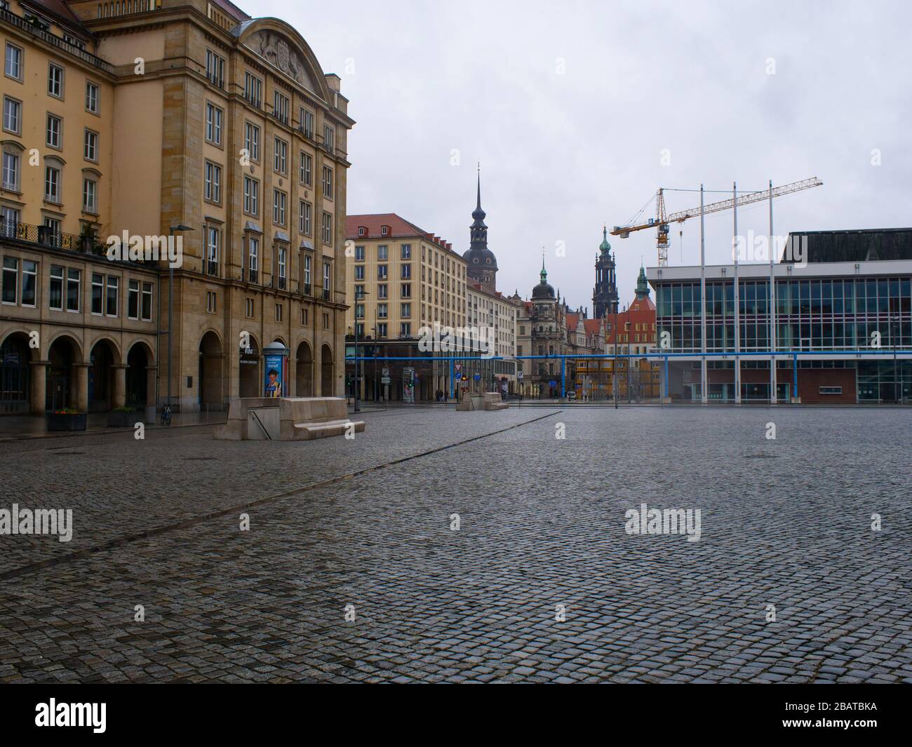 Altmarkt Dresden während Coronavirus Lockdown im Regen COVID-19 Ausgangsbeschränkung innere Altstadt Foto Stock