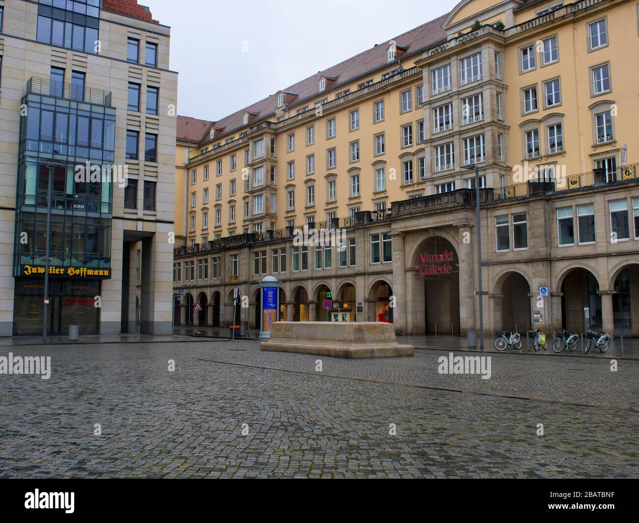 Altmarkt-Galerie a Dresda während Coronavirus Lockdown 2020 COVID-19 Ausgangssperre Regenwetter Regen Foto Stock