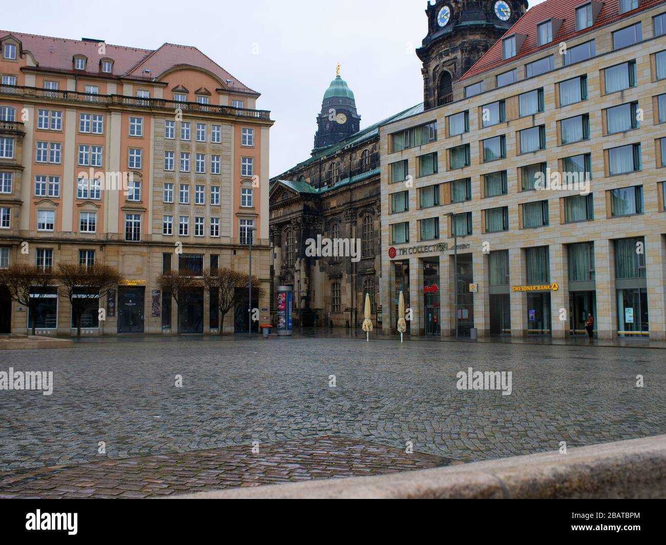 Altmarkt Dresden während Coronavirus Lockdown im Regen COVID-19 Ausgangsbeschränkung innere Altstadt Foto Stock