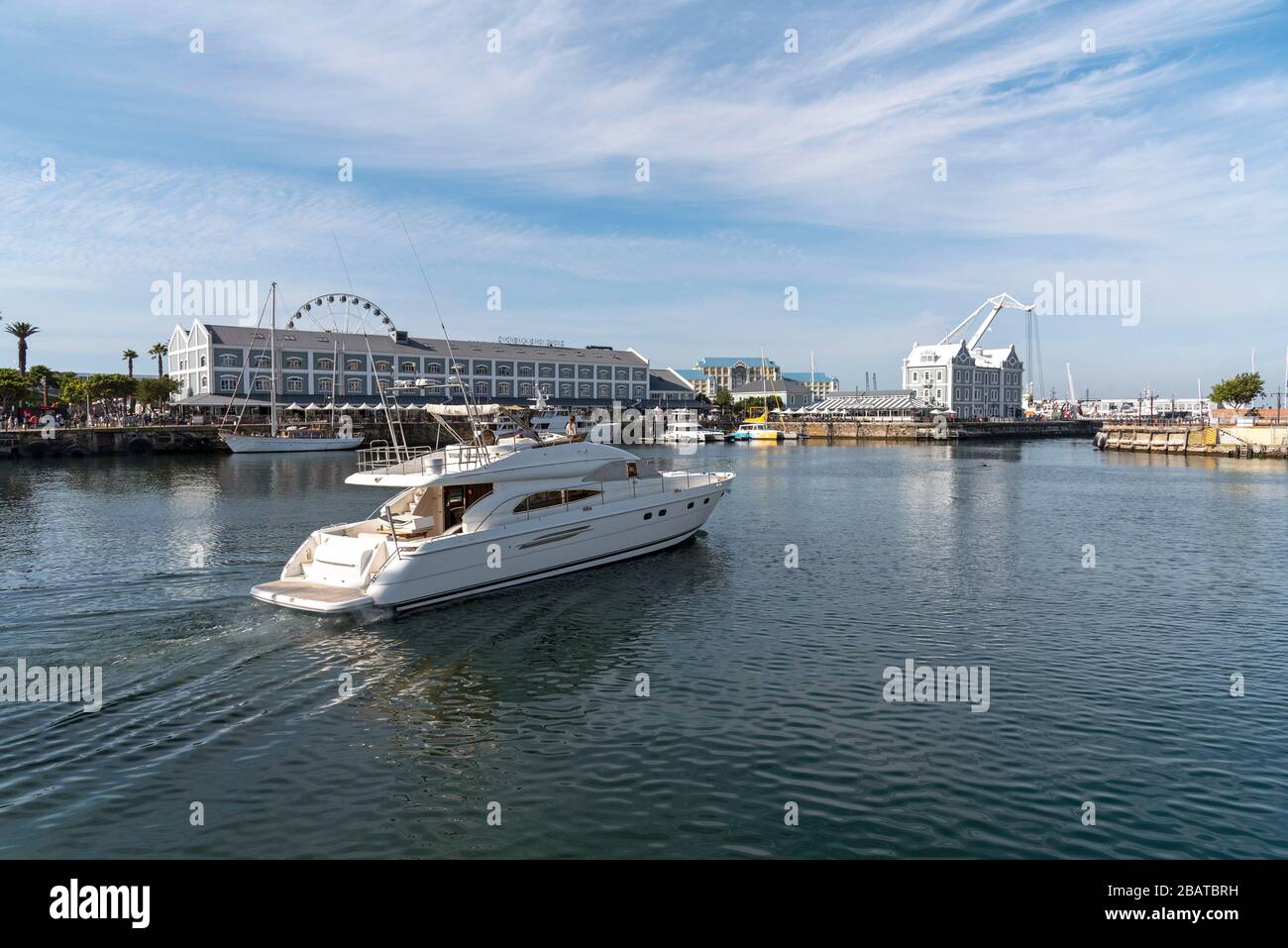 Città del Capo, Sudafrica, dicembre 2019. Yacht di lusso che lascia il porto turistico nell'area del lungomare di Città del Capo. Sudafrica. Foto Stock