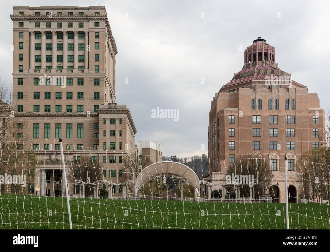 Asheville, Stati Uniti. 29 marzo 2020. Pack Square Park, di fronte all'iconico City Buridling e al tribunale, è fortificato dal pubblico durante l'ordine di soggiorno a casa del coronavirus ad Asheville, North Carolina, Stati Uniti. Credit: Gloria Good/Alamy Live News Foto Stock