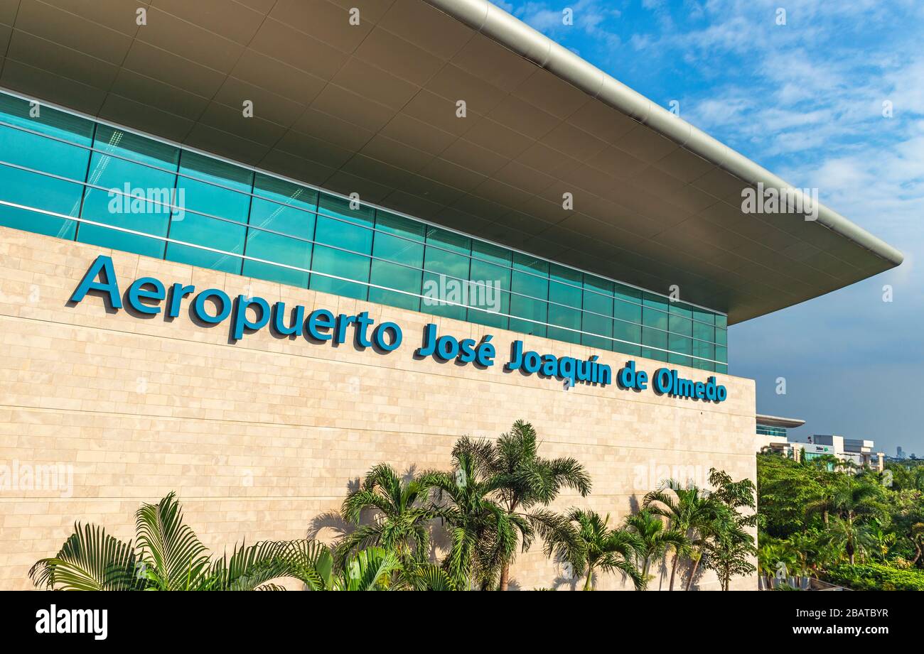 Facciata del moderno Jose Joaquin de Olmedo aeroporto di Guayaquil con un giardino botanico. La porta d'accesso alle isole Galapagos, Ecuador. Foto Stock