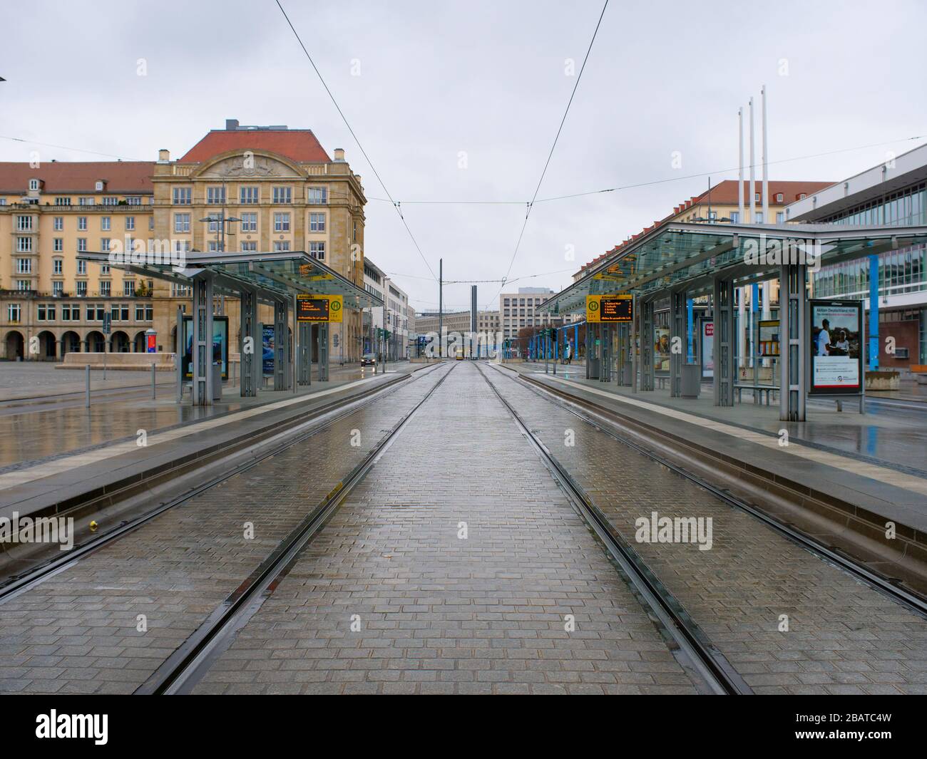 Dresden Altmarkt Tram Haltestelle DVB während Coronavirus Lockdown COVID-19 Ausgangssperre im Regen Foto Stock