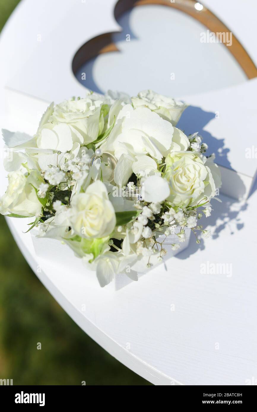 Primo piano su bouquet nuziale di fiori vicino alla forma del cuore. Foto Stock
