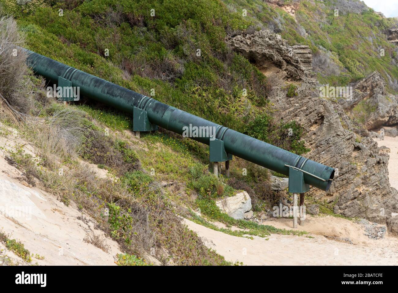 Brenton on Sea, Knysna, Western Cape, Sudafrica. Dic 2019. Un tubo di acqua di scarico sulla spiaggia in questa splendida località balneare. Brenton sul mare, ovest Foto Stock