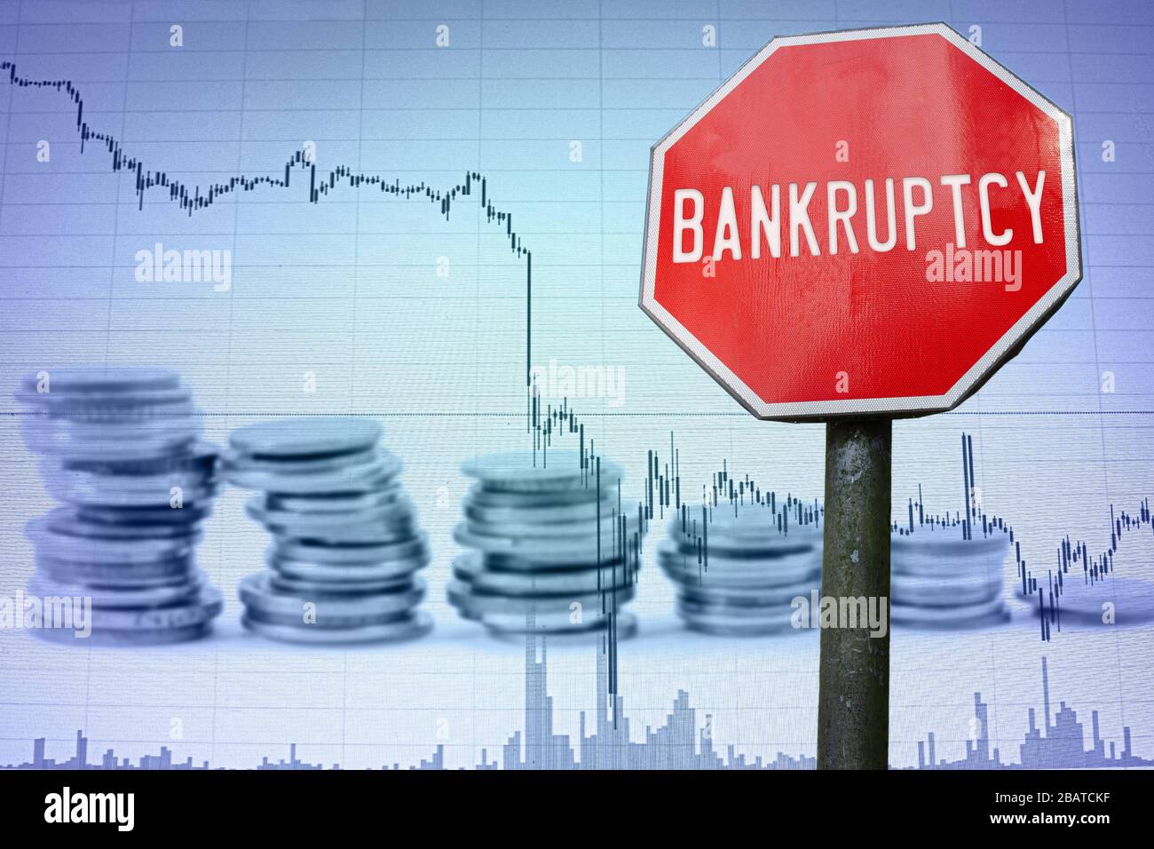 Segno di fallimento sullo sfondo dell'economia - grafico e monete. Crollo finanziario nell'economia mondiale a causa del coronavirus. Crisi economica globale, recessione. Foto Stock