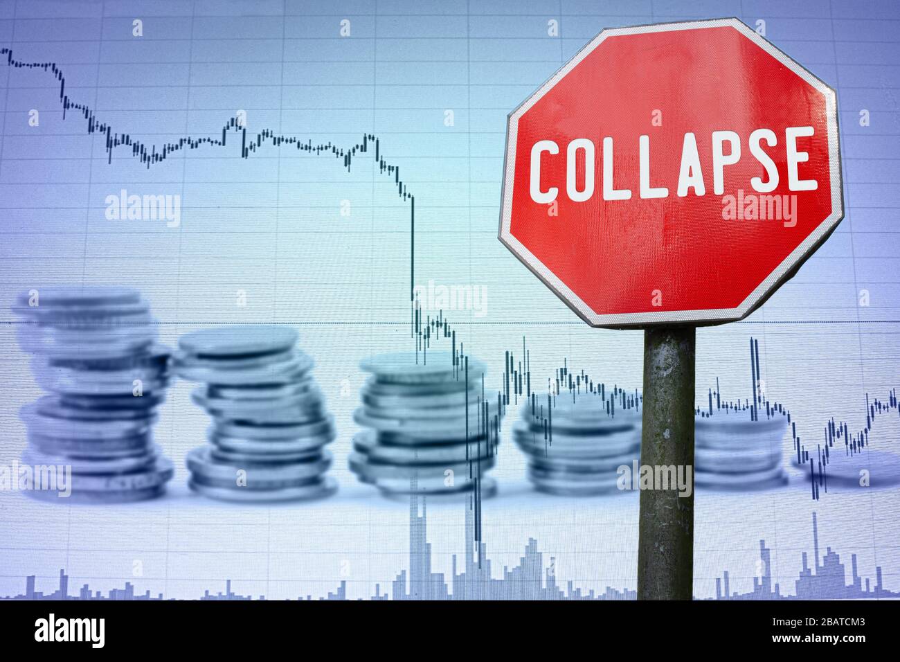 Crollo segno sullo sfondo dell'economia - grafico e monete. Crollo finanziario nell'economia mondiale a causa del coronavirus. Crisi economica globale, recessione. Foto Stock