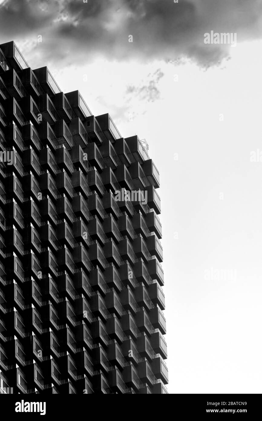 Calgary, Alberta / Canada - 19 marzo 2020: Grande architettura. Nuovo edificio Telus. Struttura al tramonto. Sky Office Tower Complex. Foto Stock