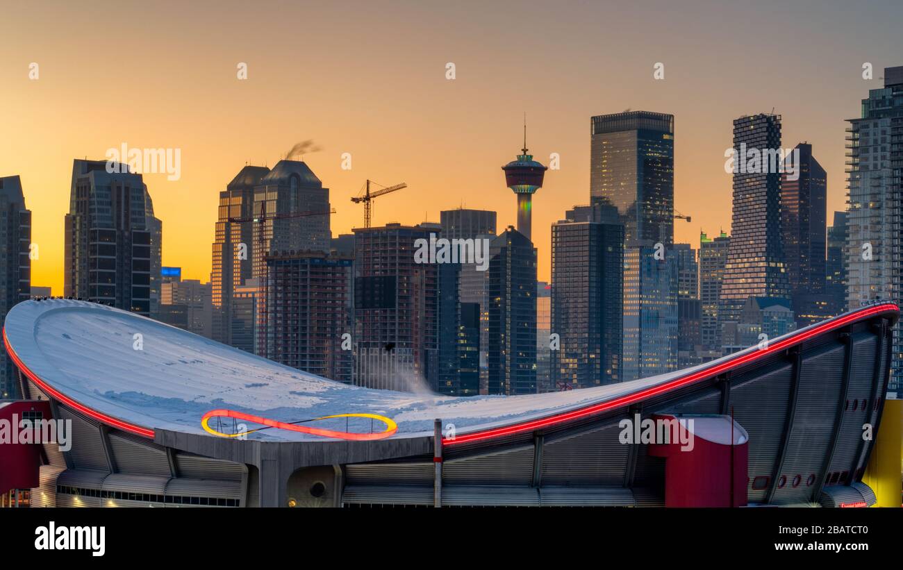Calgary City. Sunset Downtown. Calgary Saddledome Sunset. Foto Stock