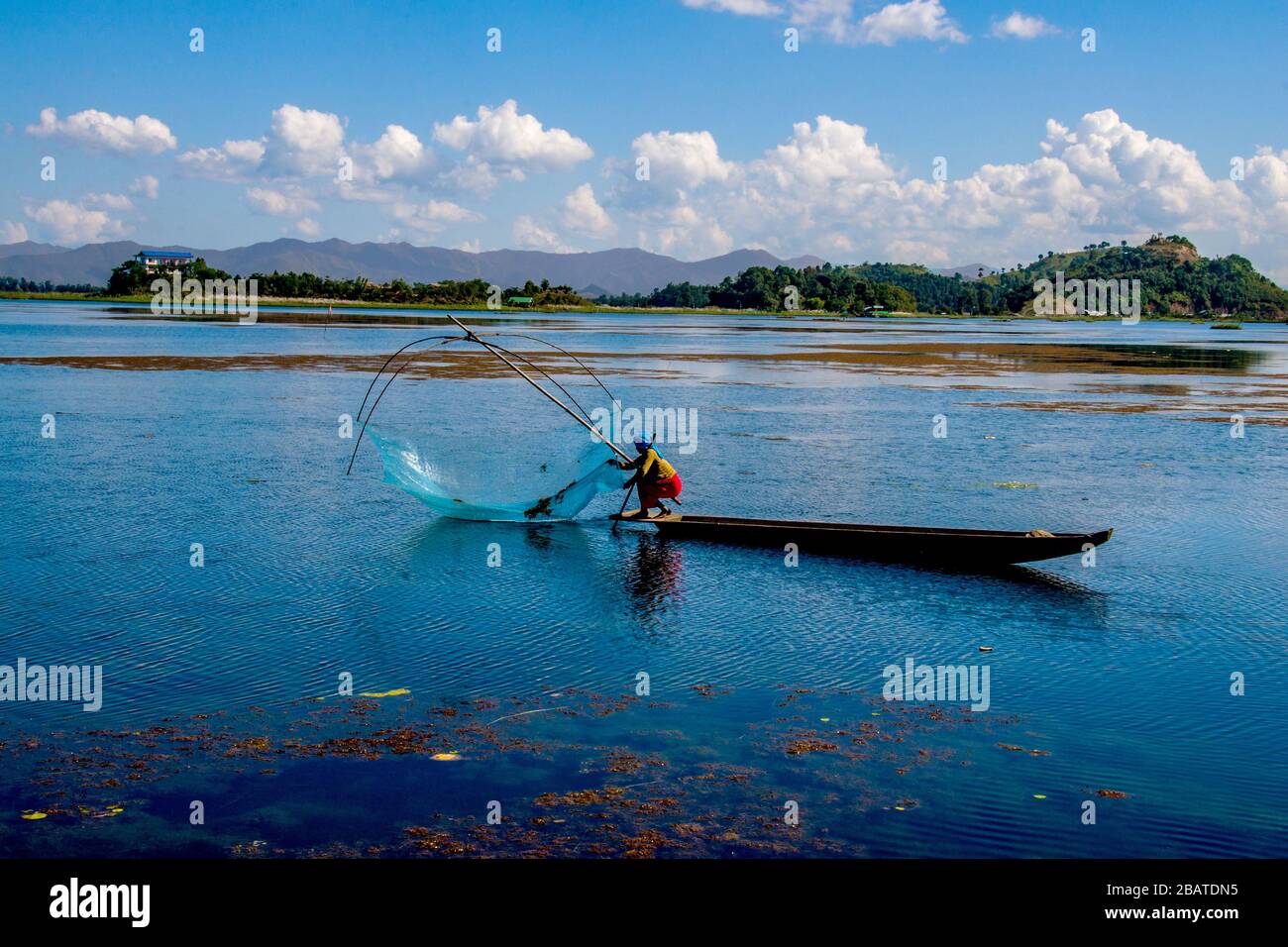 pesca al lago di loktak manipur imphal india Foto Stock