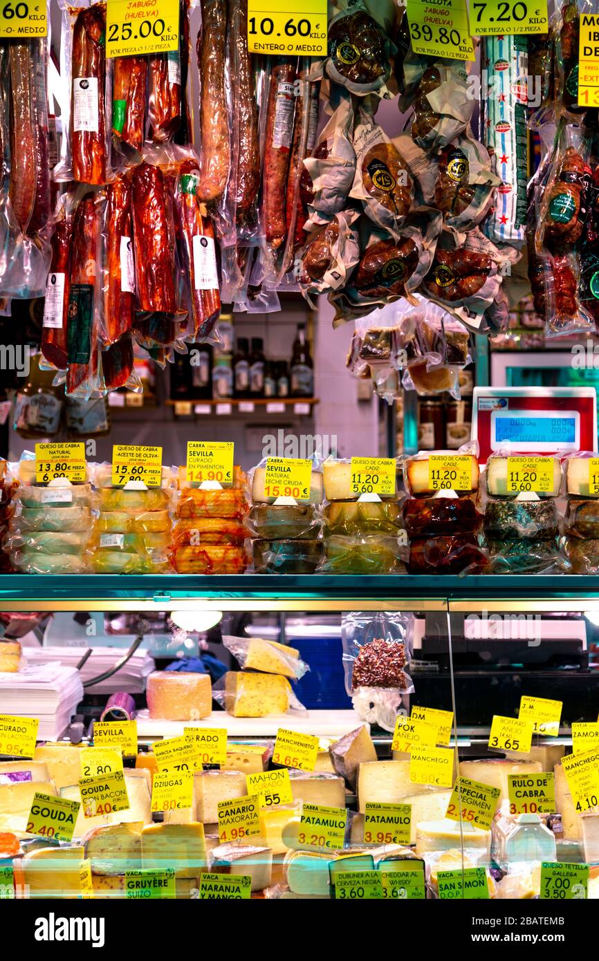 Deli, cheesemongers e bancarelle di salumi al mercato di Triana (Mercado de Triana), Siviglia, Andalusia, Spagna Foto Stock