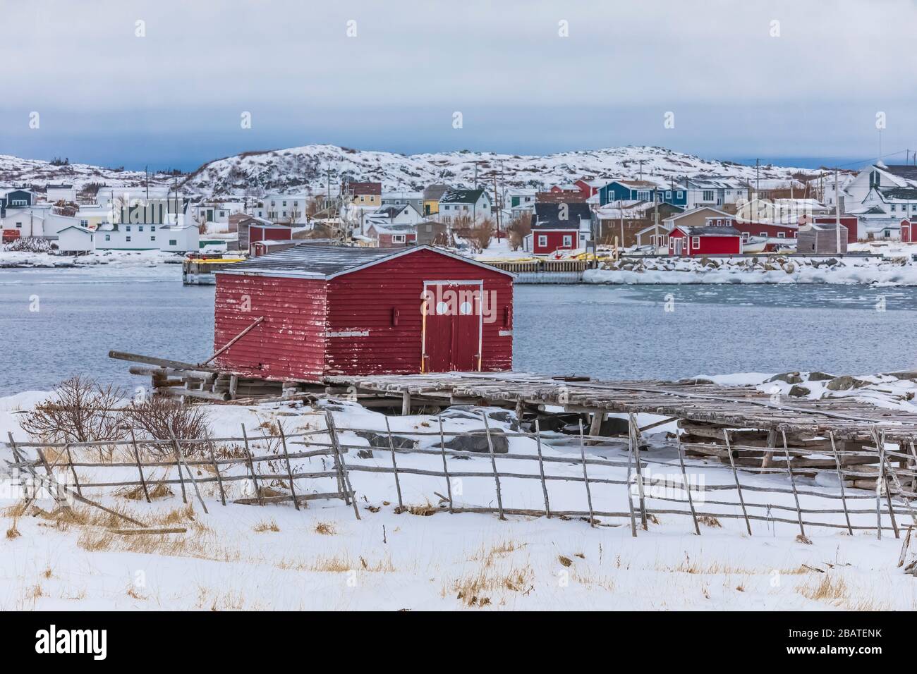 Recinzioni per il bestiame e un palcoscenico rosso nel villaggio di pescatori storico di tilt, sull'isola di Fogo in Terranova, Canada [Nessun rilascio di proprietà; availab Foto Stock