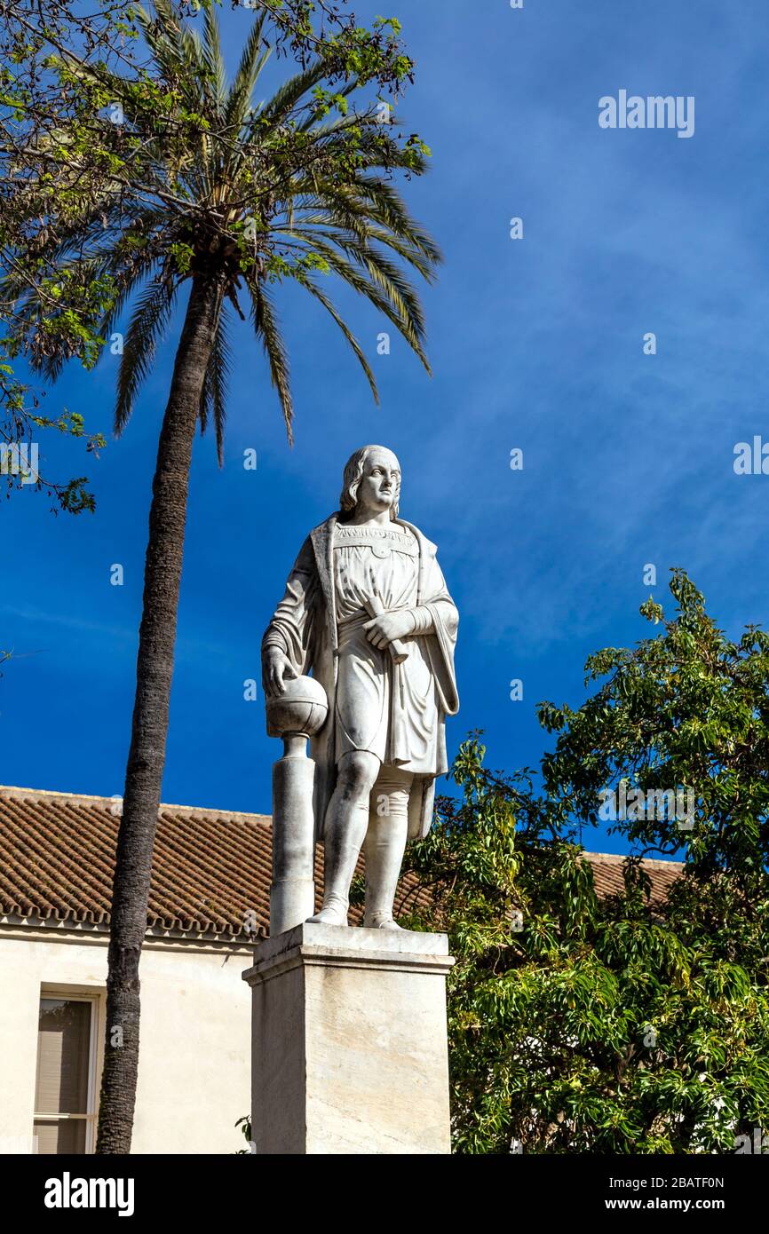 Statua di Cristoforo Colombo al Museo Andaluso di Arte Contemporanea e ex Monastero di Santa Maria de las Cuevas, Siviglia, Spagna Foto Stock