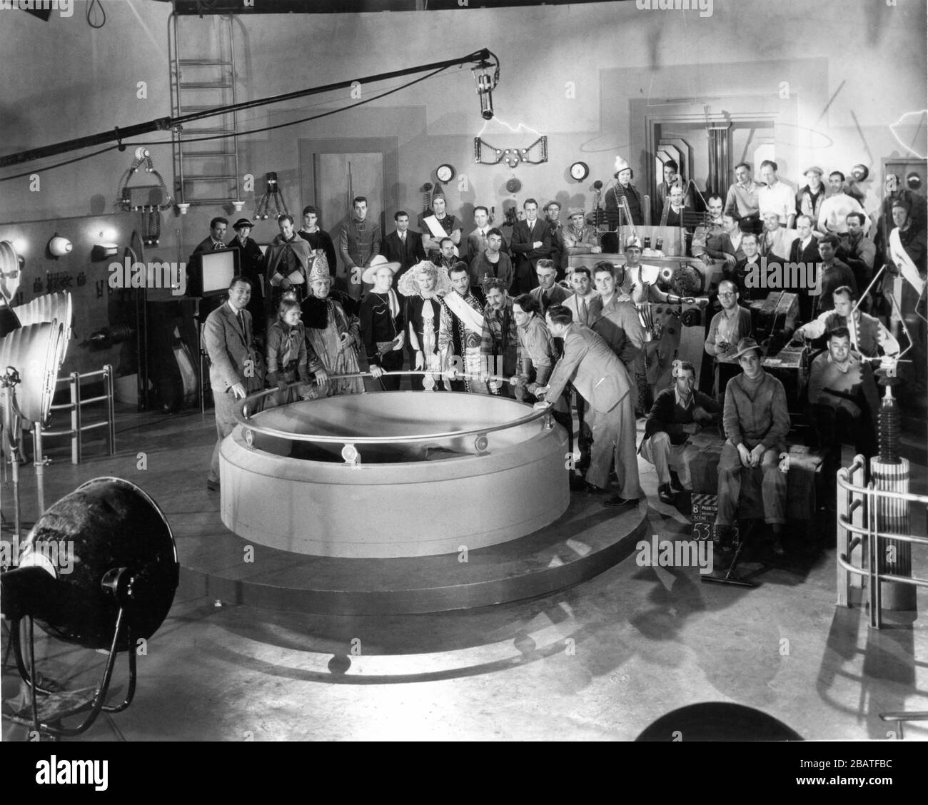 GENE AUTREY e FRANKIE DARRO con Cast e Movie Crew sulla foto di gruppo set durante le riprese del FANTASMA EMPIRE 1935 registi OTTO BROWER e B. REEVES EASON 12 parte seriale Mascot Pictures Foto Stock