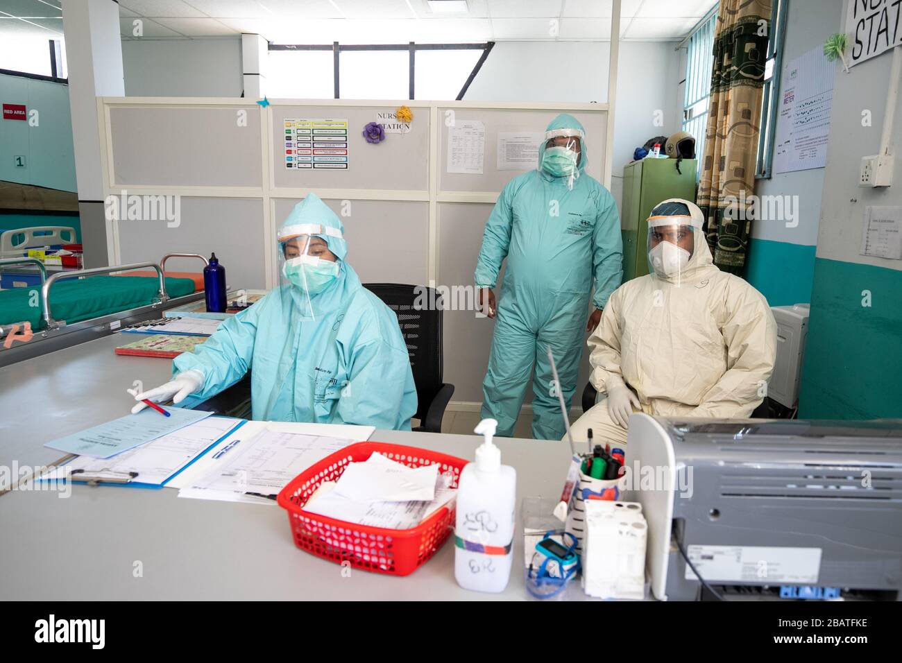 Kathmandu, Nepal. 29 marzo 2020. Funzionari medici che indossano dispositivi di protezione individuale (PPE) che lavorano all'interno dell'ospedale il sesto giorno di Lockdown imposto dal governo al Karuna Hospital a Budanilkantha a Kathmandu, Nepal, Domenica 29 marzo 2020. Il Nepal ha riportato il sesto caso positivo del virus corona. (Foto di Prabin Ranabhat/Pacific Press) Credit: Pacific Press Agency/Alamy Live News Foto Stock