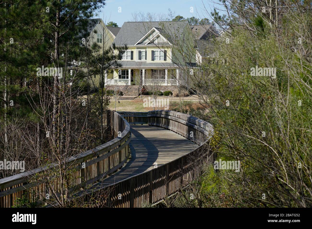 Greenway Trail che si dirige in un quartiere suburbano Foto Stock