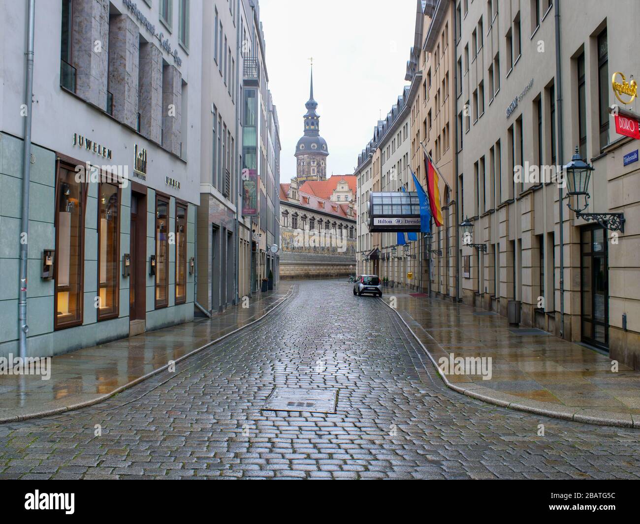Blick auf den Fürstenzug in Dresden von der Töpferstraße 2020 im Coronavirus Lockdown bei Regen Foto Stock