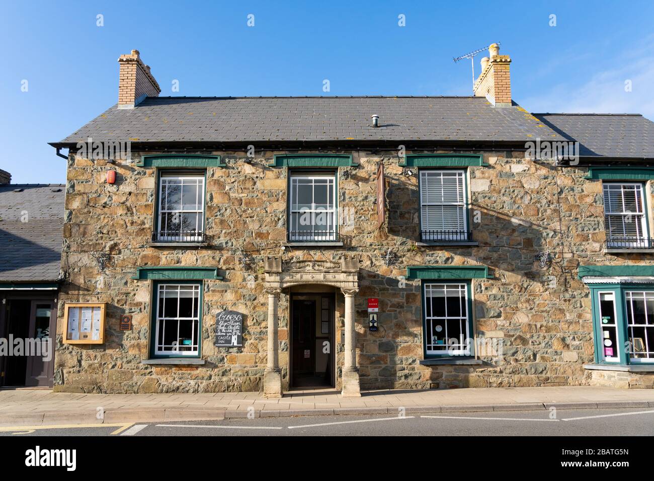 Esterno della casa pubblica Castle Inn (ex Castle Hotel), Bridge St, Newport, Pembrokeshire. Galles. REGNO UNITO Foto Stock