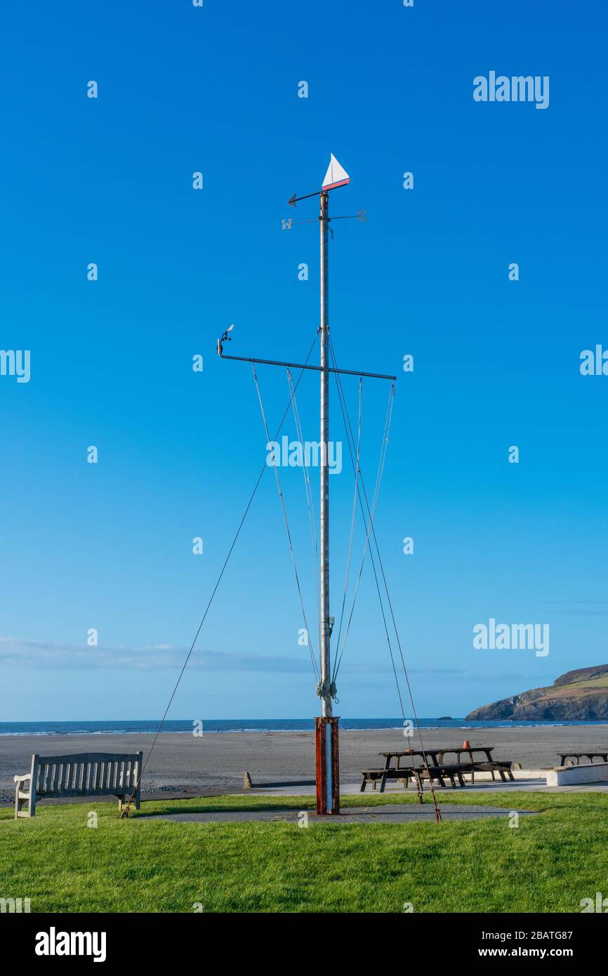 Pole con bandiera nautica con sfondo blu e wathervane situato a Newport Boat Club, Newport, Pembrokeshire. Galles. REGNO UNITO Foto Stock