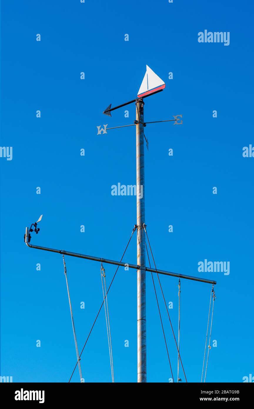 Primo piano di weathervane sulla bandiera polare nautica con sfondo blu cielo situato a Newport Boat Club, Newport, Pembrokeshire. Galles. REGNO UNITO Foto Stock