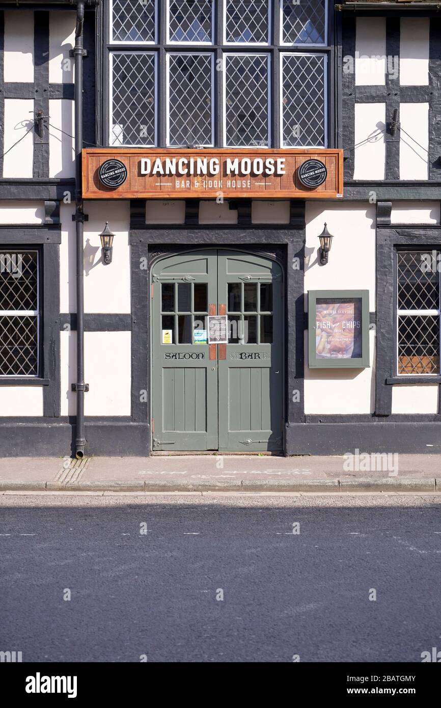 Le porte d'ingresso al ristorante e al pub Moose Dancing sono chiuse a causa dell'emergenza di Covid-19 Coronavirus Foto Stock