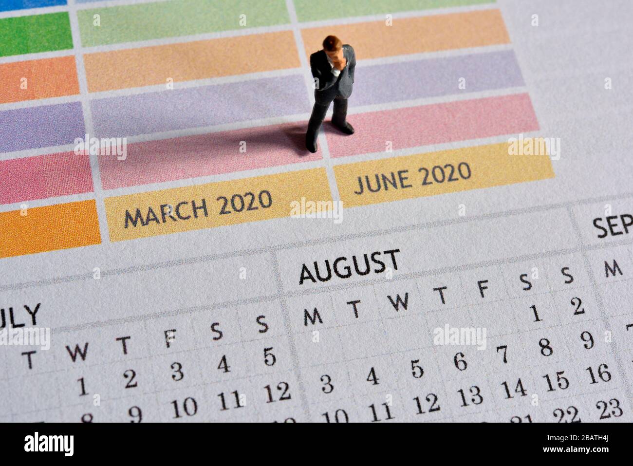 Coronavirus,covid-19,Government lock down,concept,figurine miniaturizzate, uomo d'affari,concept Foto Stock