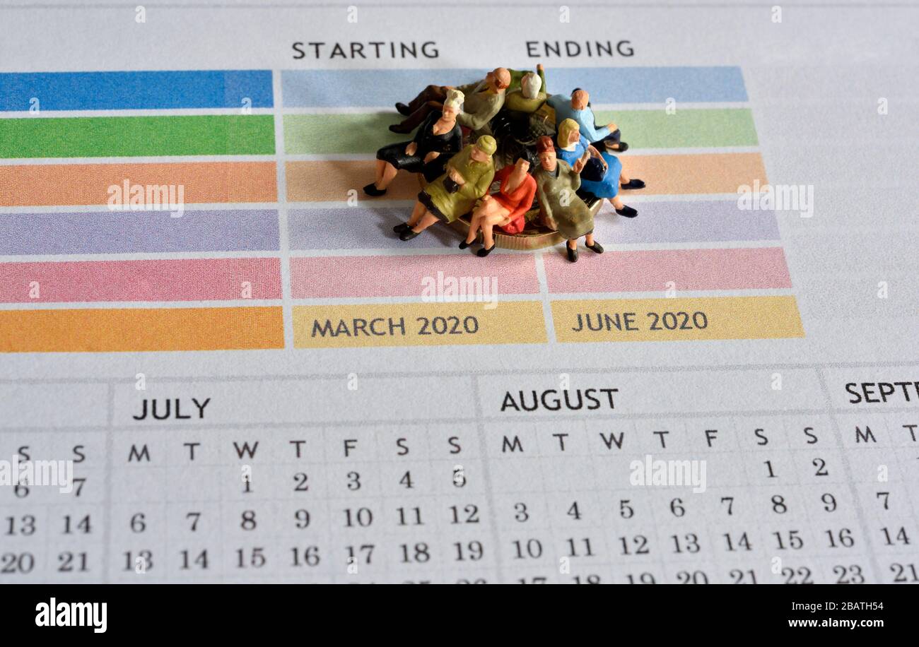 Coronavirus, covid-19, governo chiudere a chiave, concetto, figurine in miniatura, seduta insieme, su una moneta da libbra Foto Stock