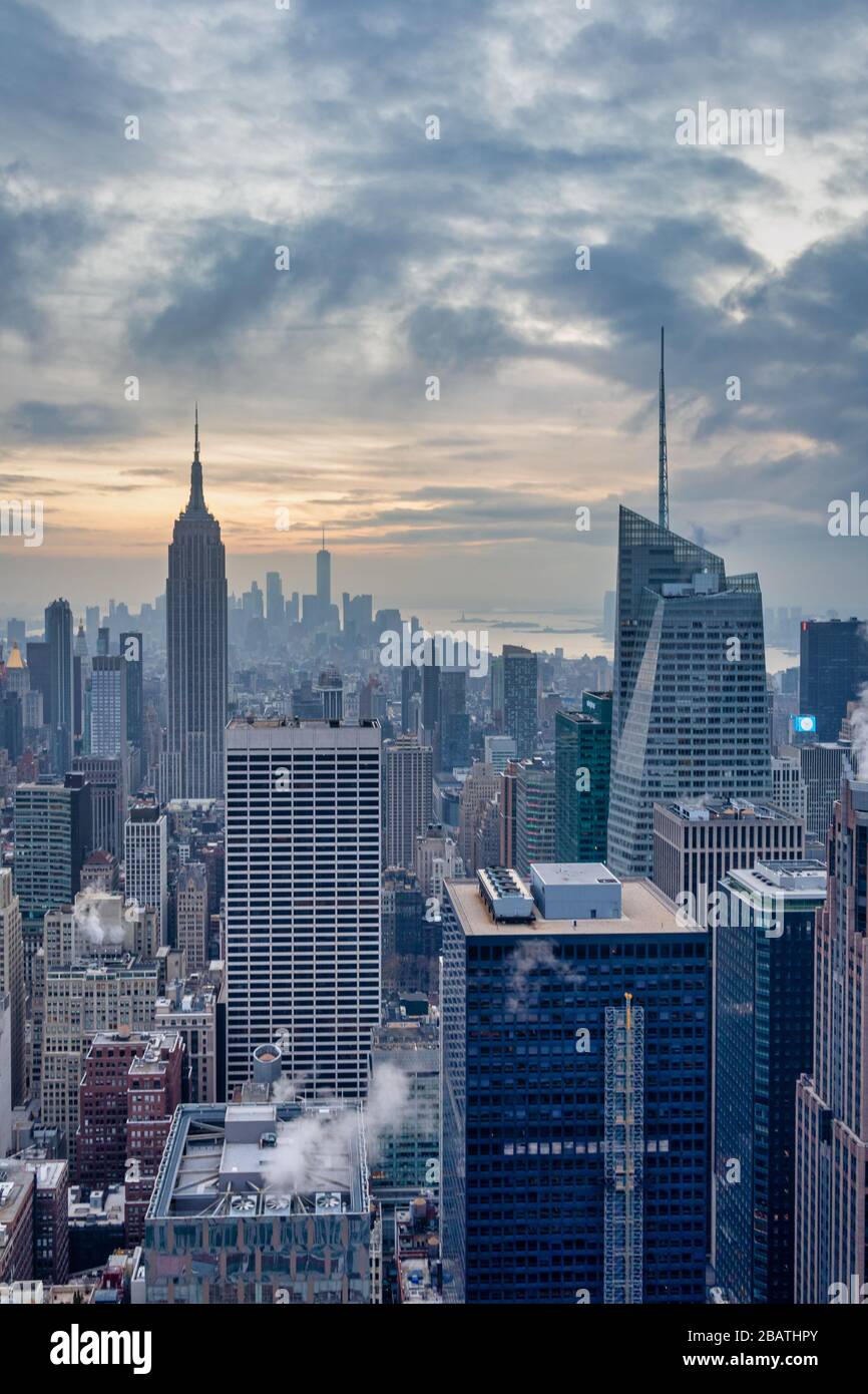 Skyline di New York dalla cima della roccia (Rockefeller Center) vista del tramonto in inverno con le nuvole nel cielo Foto Stock