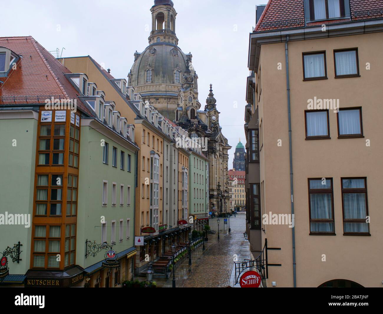 Dresden Kneepenmeile Münzgasse in der Altstadt bei Regen während Coronavirus Lockdown 2020 COVID-19 ristoranti gastronomici Foto Stock