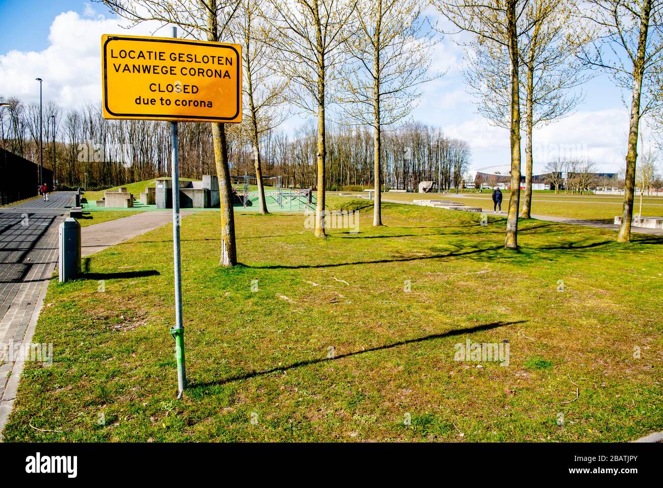 Cartelli chiusi visti nei parchi e nei parchi di Rotterdam a causa del virus della corona. Parchi e parchi sono stati chiusi come misura preventiva contro la pandemia di Covid-19. Foto Stock