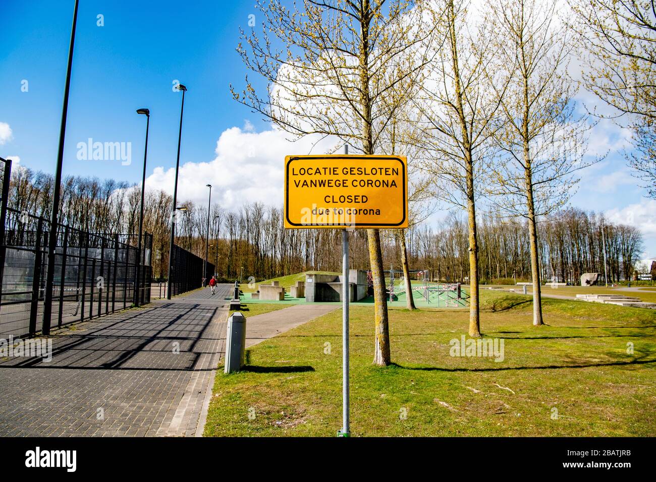 Cartelli chiusi visti nei parchi e nei parchi di Rotterdam a causa del virus della corona. Parchi e parchi sono stati chiusi come misura preventiva contro la pandemia di Covid-19. Foto Stock