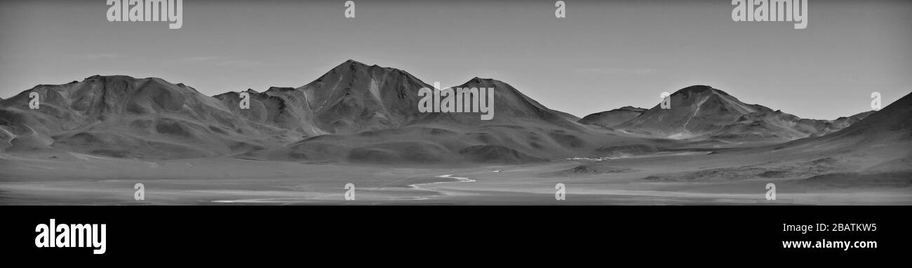 Un fiume inizia a Laguna Verde nelle Ande della Bolivia, nel deserto di Atacama, in bianco e nero Foto Stock