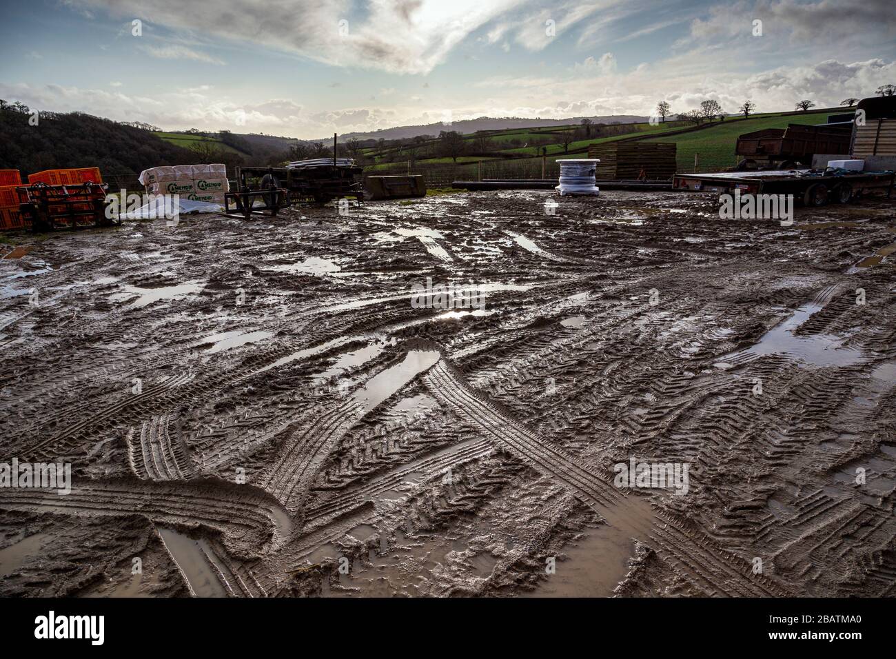 muddy cortile, agricoltura. La scienza e l'arte dell'agricoltura; lavoro o commercio di coltivare il suolo, produrre raccolti, e allevare bestiame. Foto Stock