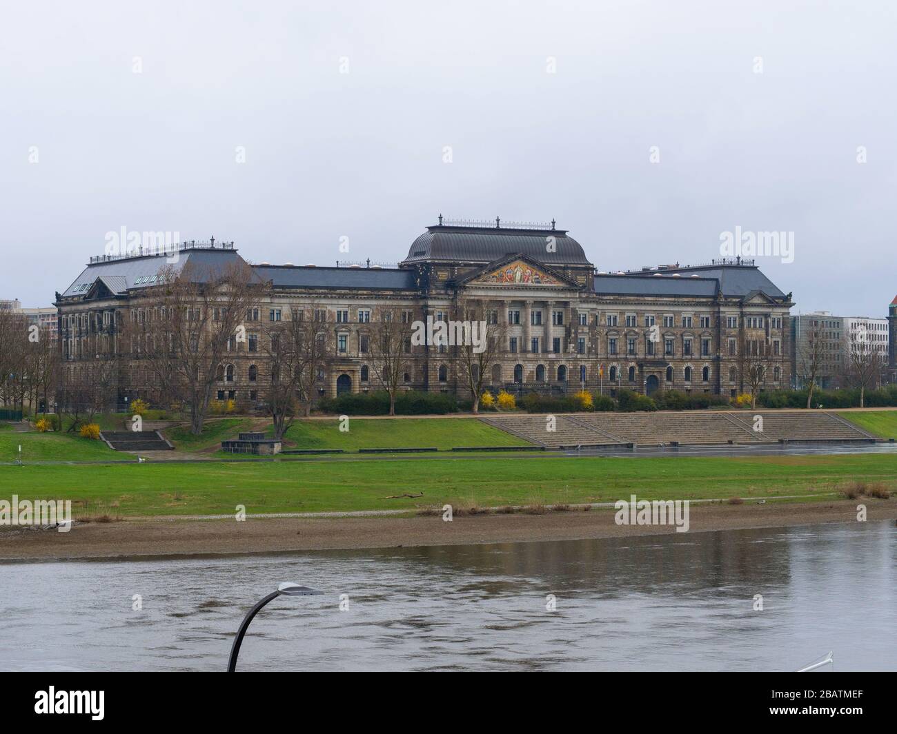 Gebäude des Kultusministeriums und des Finanzministeriums in Sachsen vom gegenüberliegenden Elbufer SMK und SMF Dresden Foto Stock