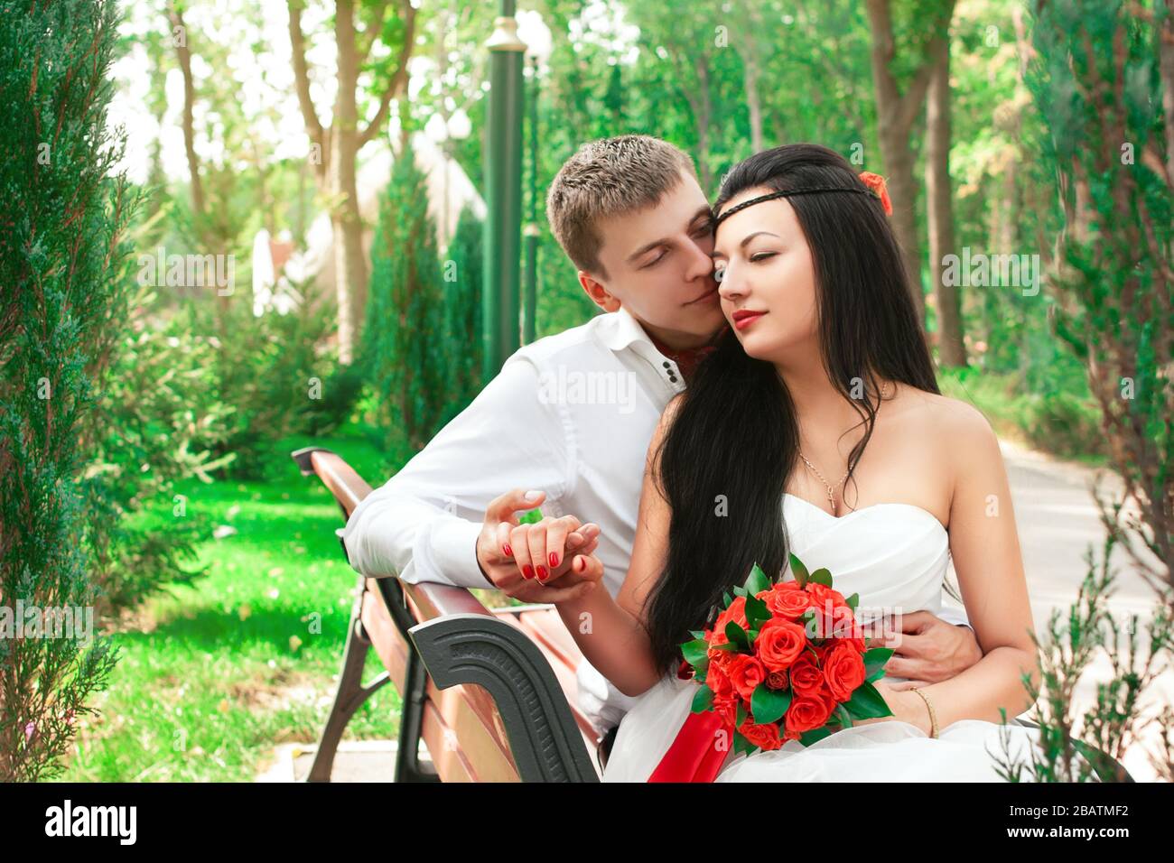 Sposa e sposo che si posano nel parco divertimenti Foto Stock