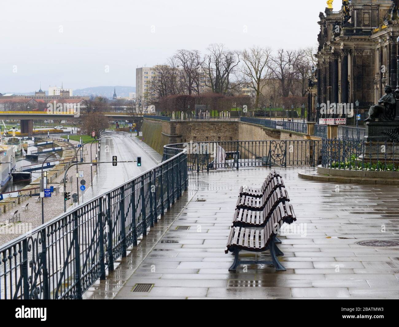 Leere Parkbänke auf der Brühlschen Terrasse a Dresda während Coronavirus Lockdown und Regen historische Altstadt Regenwetter Brühl-Terrasse Foto Stock