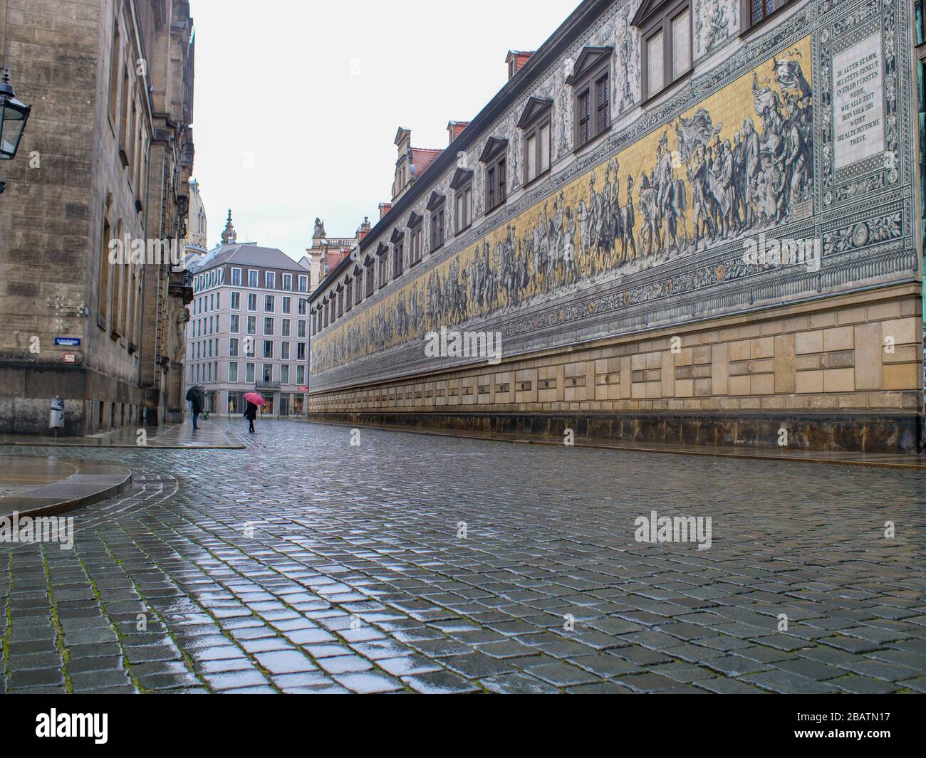 Dresda Fürstenzug Am Residenzschloss während Coronavirus Lockdown 2020 bei Regen Foto Stock