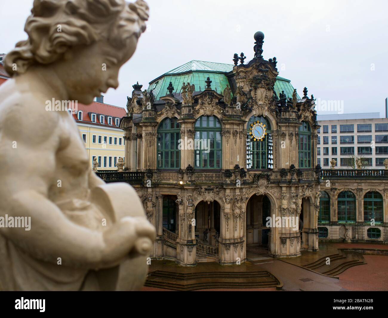 Dresden Zwinger während Coronavirus Lockdown 2020 Glockenspielpavillon Innenhof in der dresdner Altstadt Sehenswürdigkeit bei Regen Foto Stock