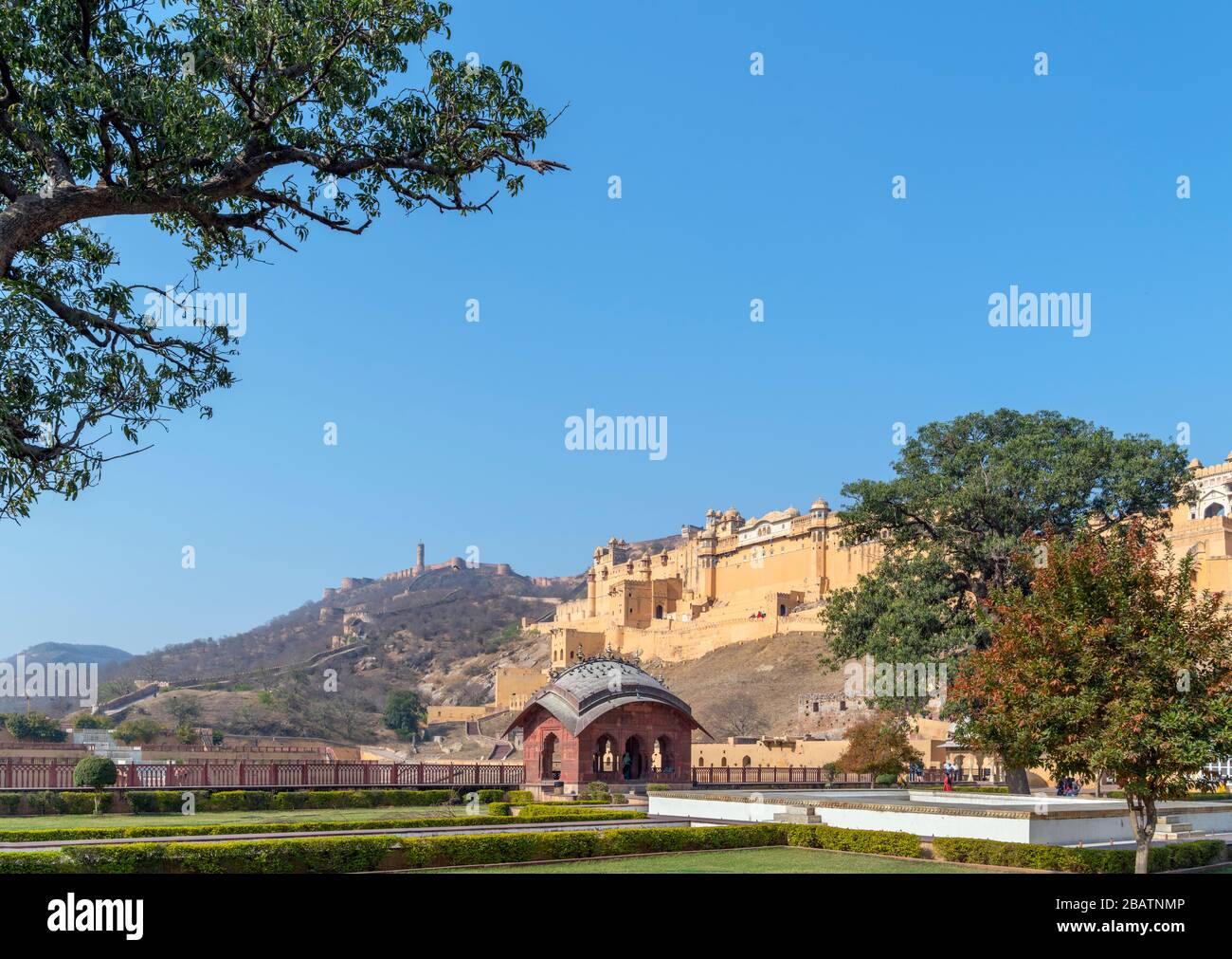 Amber Fort, Jaipur. Il Forte Amber (Forte Amer) dai giardini DIL Aaram Bagh con il Forte Jaigarh dietro, Jaipur, Rajasthan, India Foto Stock