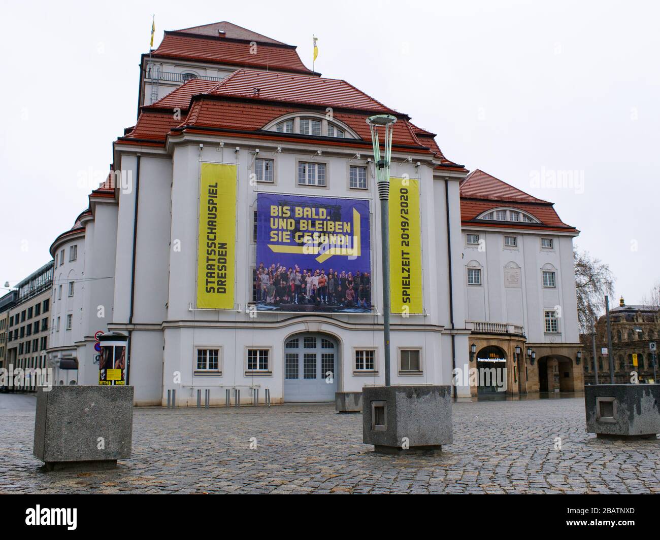 Schauspielhaus di Dresda während Coronavirus Lockdown COVID-19 Teatro Staatsschauspiel 2020 bei Regen Foto Stock