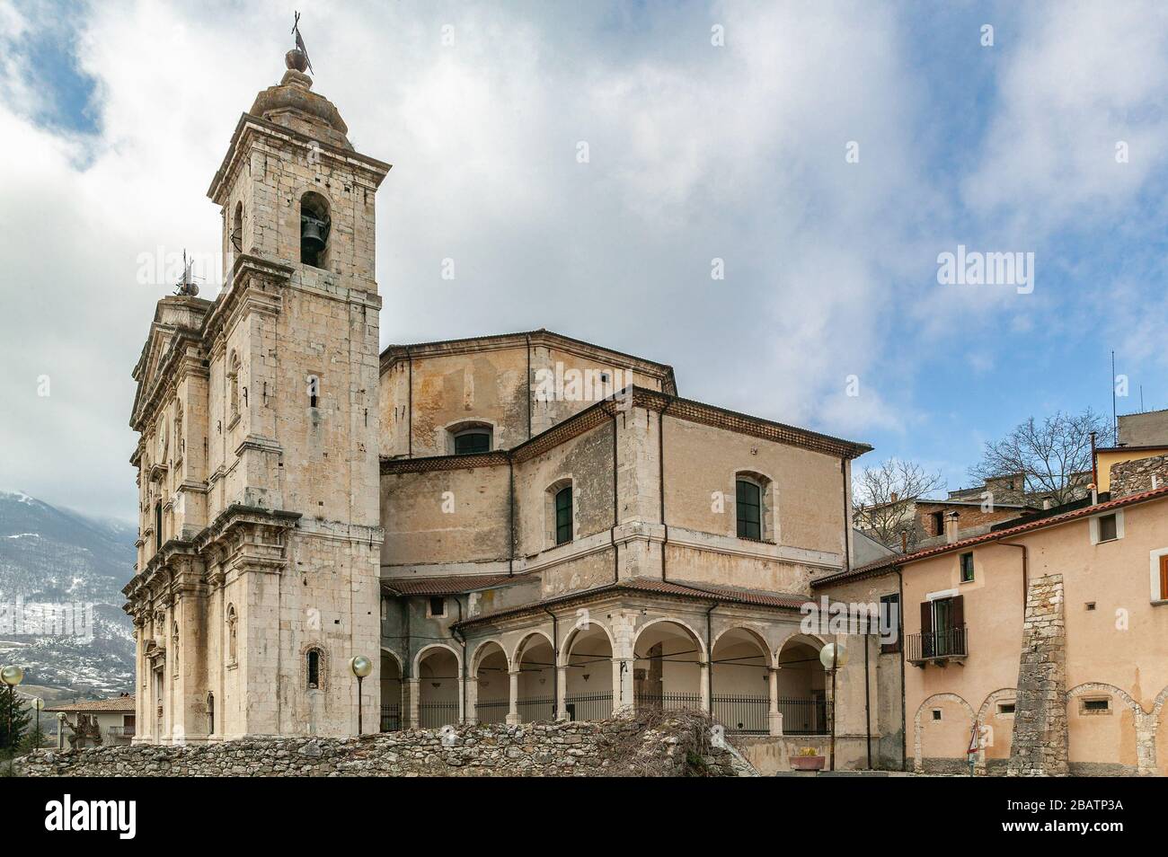 Castel di Sangro, Abruzzo, Italia, Europa. Chiesa di Santa Maria Assunta  con vista sul centro storico Foto stock - Alamy
